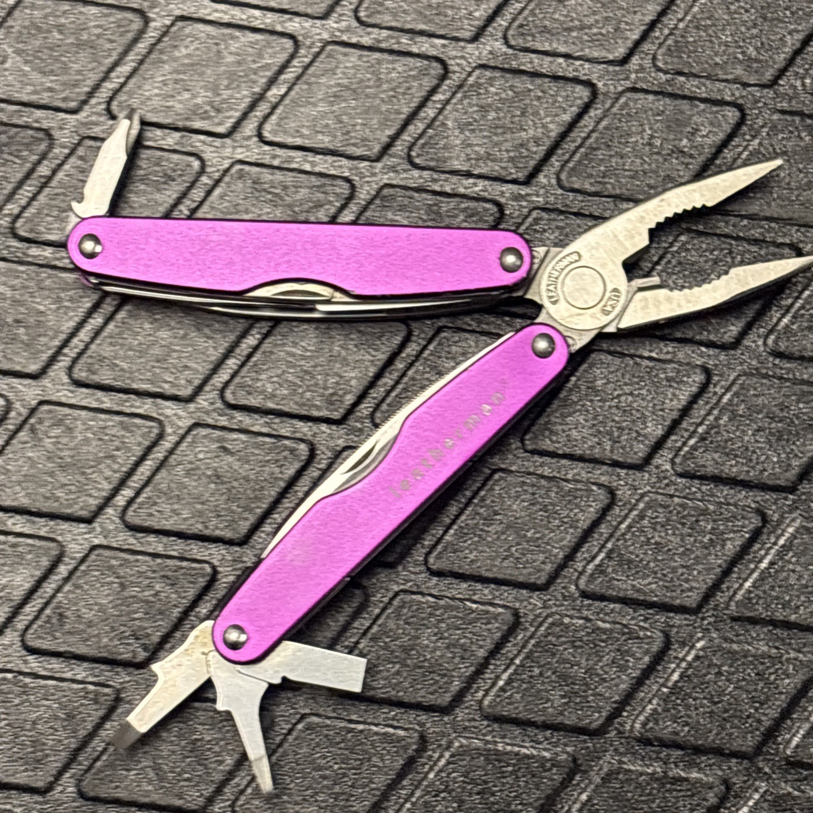 RARE Retired Leatherman Juice XE6 Thunder Purple