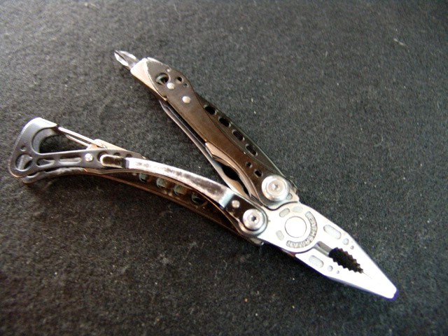 LEATHERMAN SKELETOOL CX–RETIRED–SERRATED–CARBON FIBER TRIM–MULTI TOOL