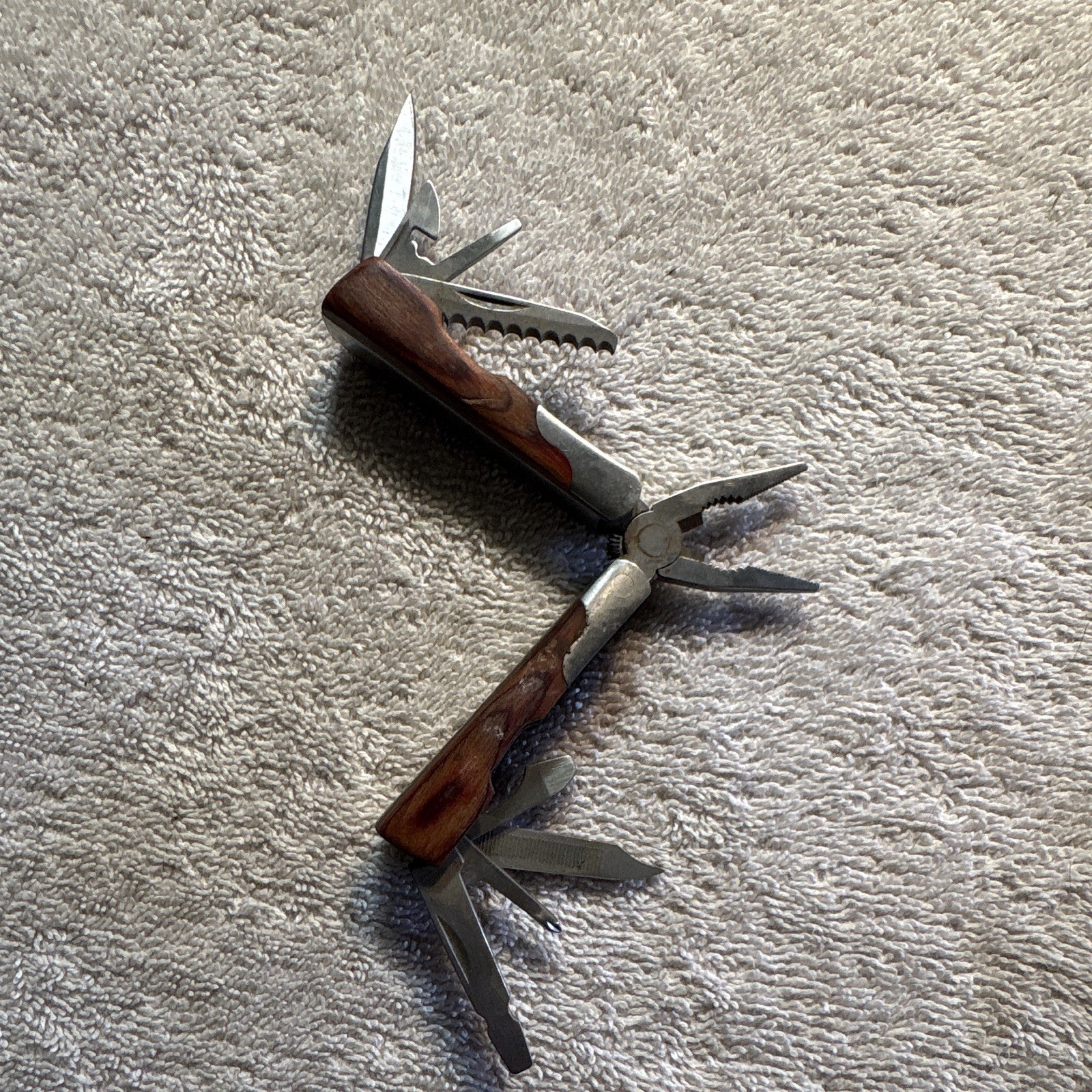 Minnesota Folding Multi-Tool 9 Functions Pliers 2″ Part Serrated Knife Wood