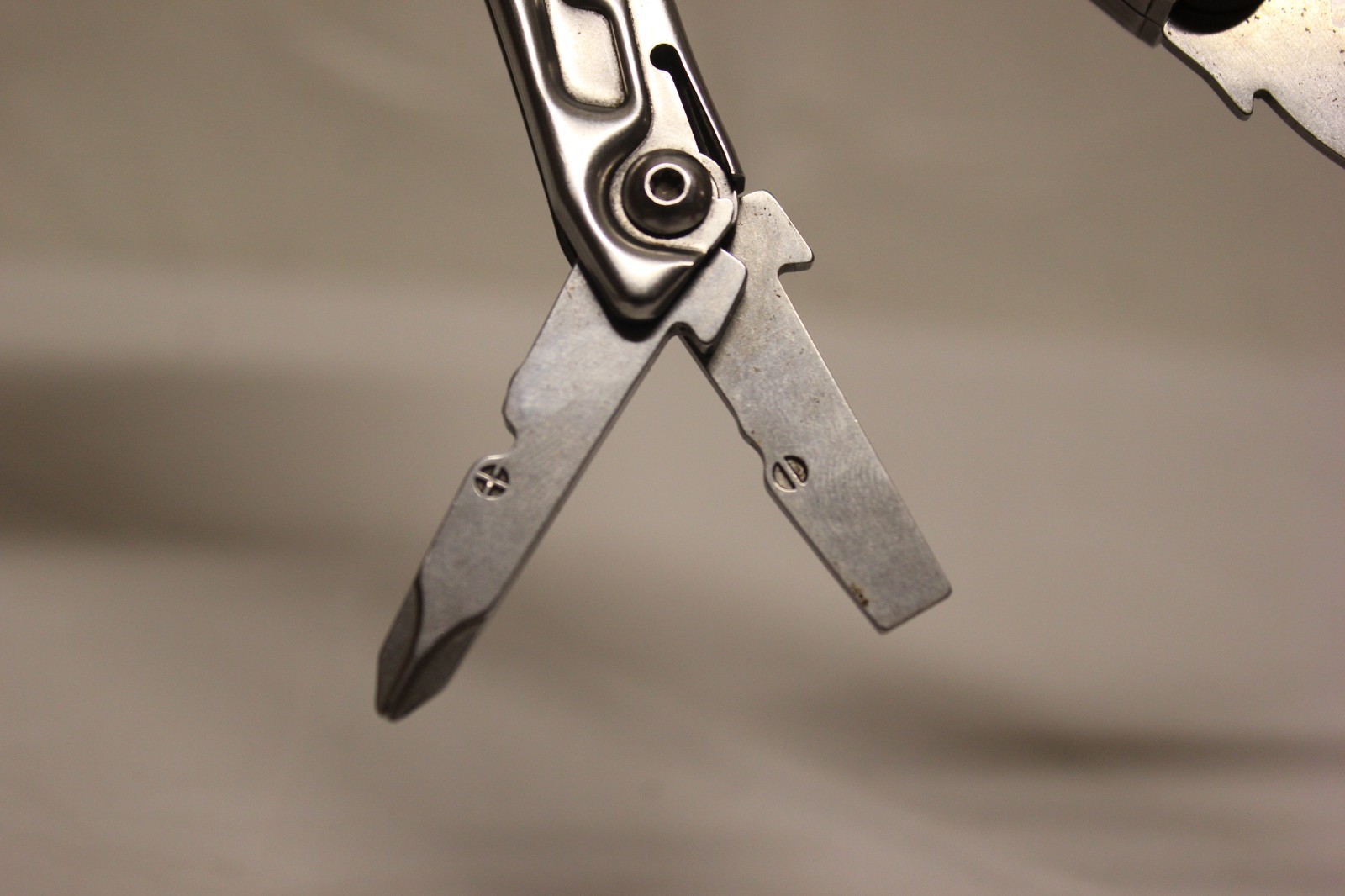 Leatherman Rev 3.8″ Multi-Tool, Stainless E2B1