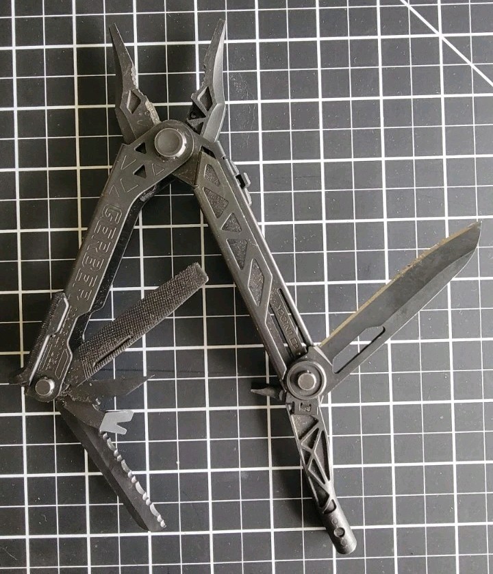 Gerber (3x) Center-Drive Black Multi-Tools (1x missing Phillips head driver)