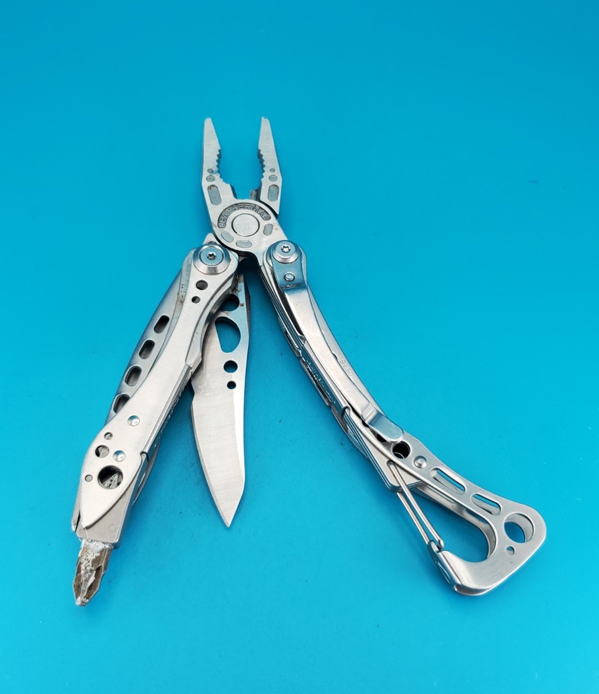 LEATHERMAN Skeletool Multi Tool – Combo Edge Blade Knife Pliers Carabiner!!!