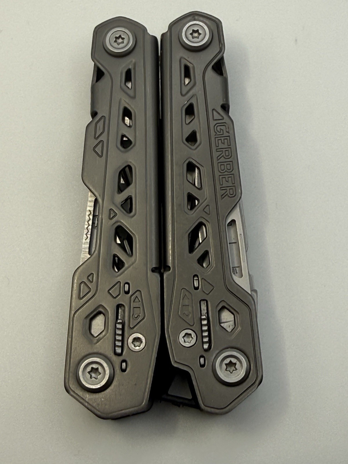 One Gerber Truss 17-in-1 Pliers Multi Tool TSA – Gray