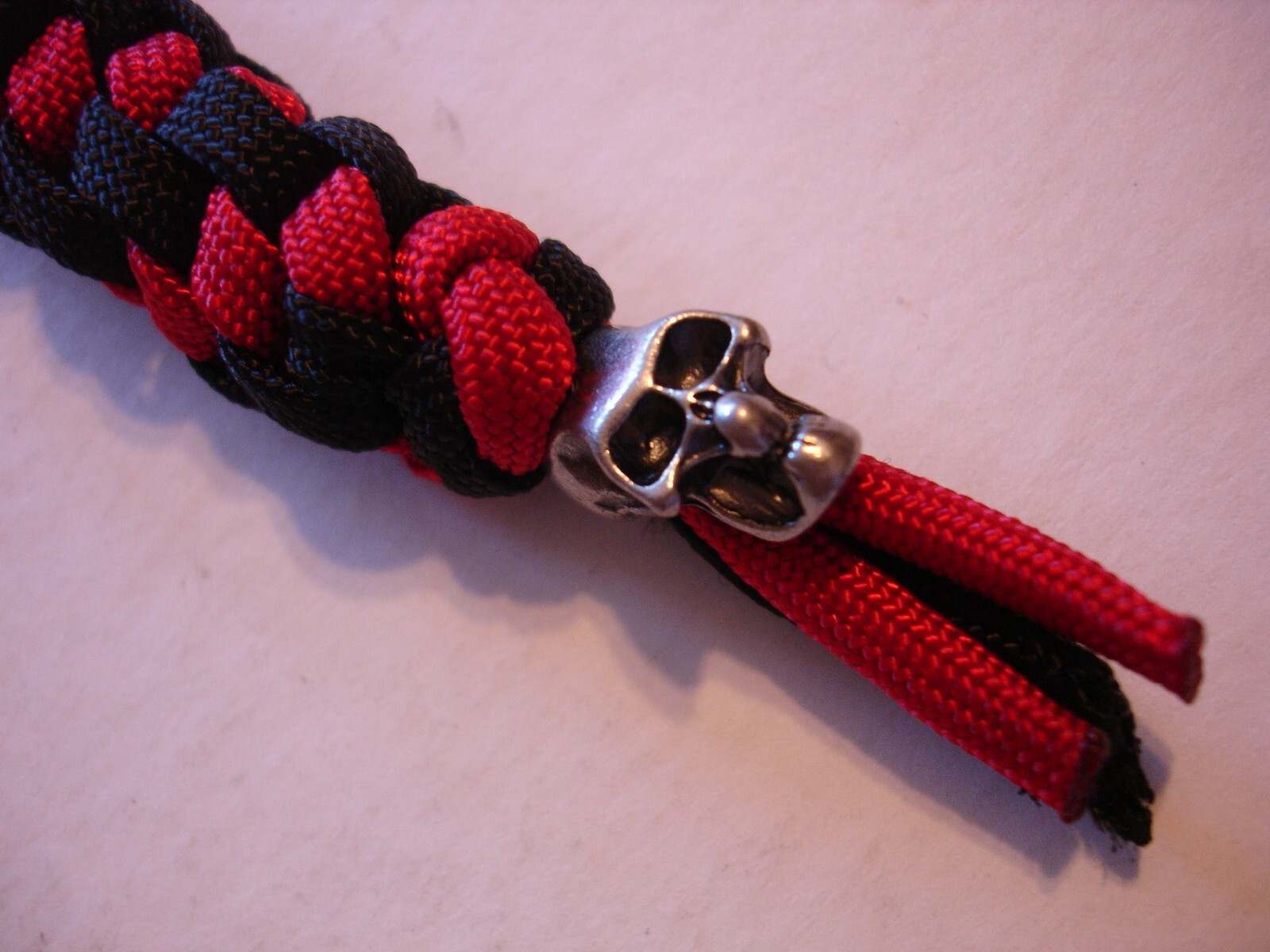 0NE HANDMADE RED/BLACK PARACORD KNIFE LANYARD W/SILVERTONED SKULL BEAD FREE SHIP