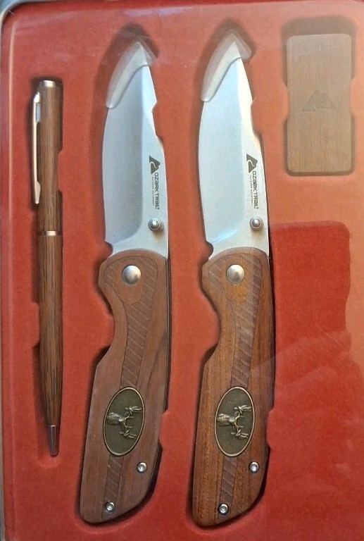 OZARK TRAIL 4 PIECE COMBO SET 2-6.5″ KNIVES DEER TIN MONEY CLIP & PEN NIB