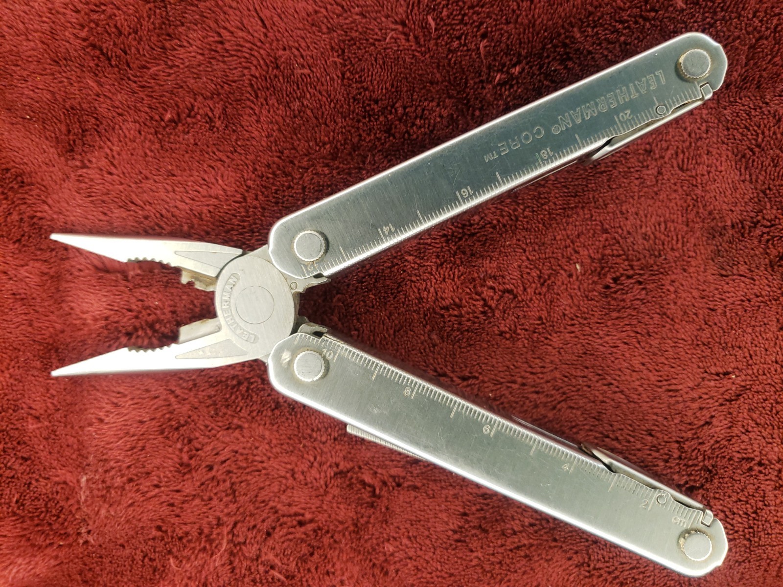 🔪 Leatherman Core Multi Tool