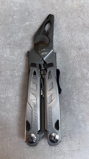 Gerber Grappler Multi tool w/locking pliers. Near Mint condition w/Case