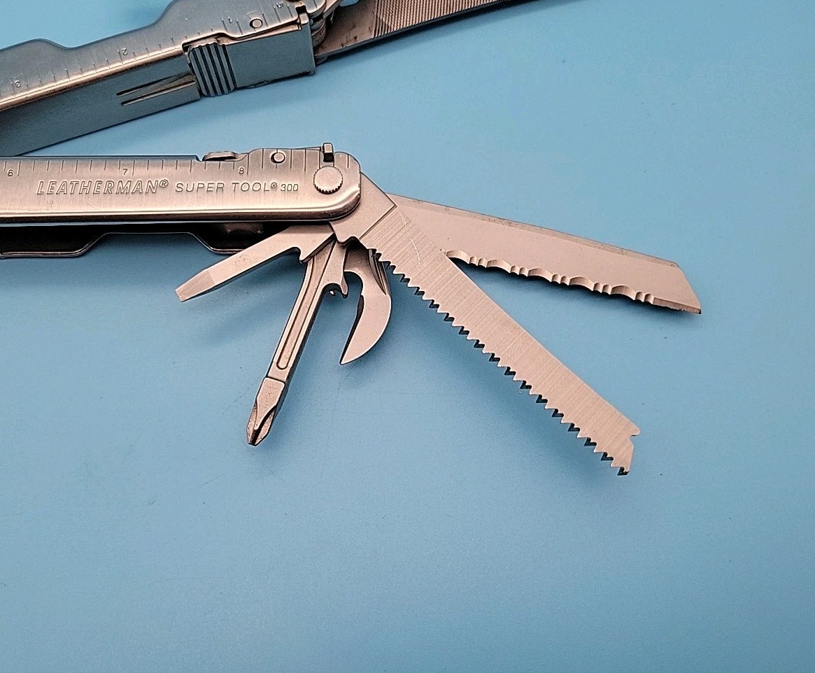Leatherman Super Tool 300 Multi Tool – Pliers, Screwdrivers, Saw, Knife, File