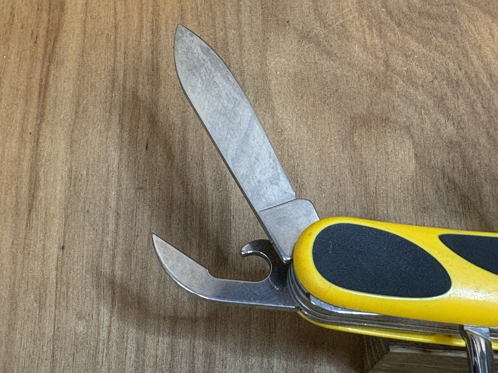 Victorinox Swiss Army Knives Evolution S18 Grip Yellow / Black NEAR MINT!
