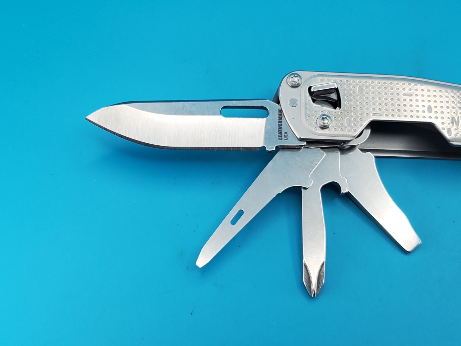 Leatherman FREE T2 Pocket Knife Multi-tool! RAINTREE PARTNERS