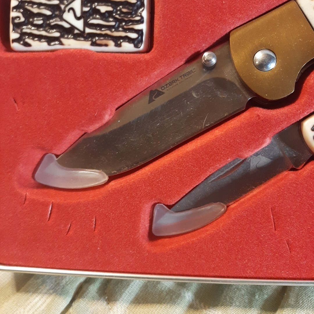 OZARK TRAIL 5 PIECE COMBO SET 2 Knives – Tool – Money Clip – Metal Tin *New**