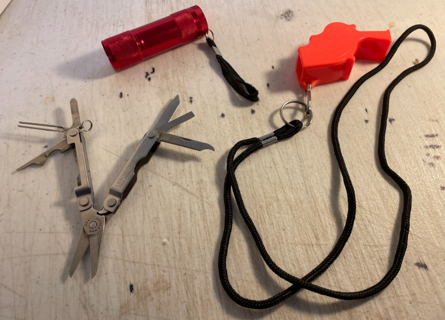 Survival kit junkyard: Storm, Leatherman, LED