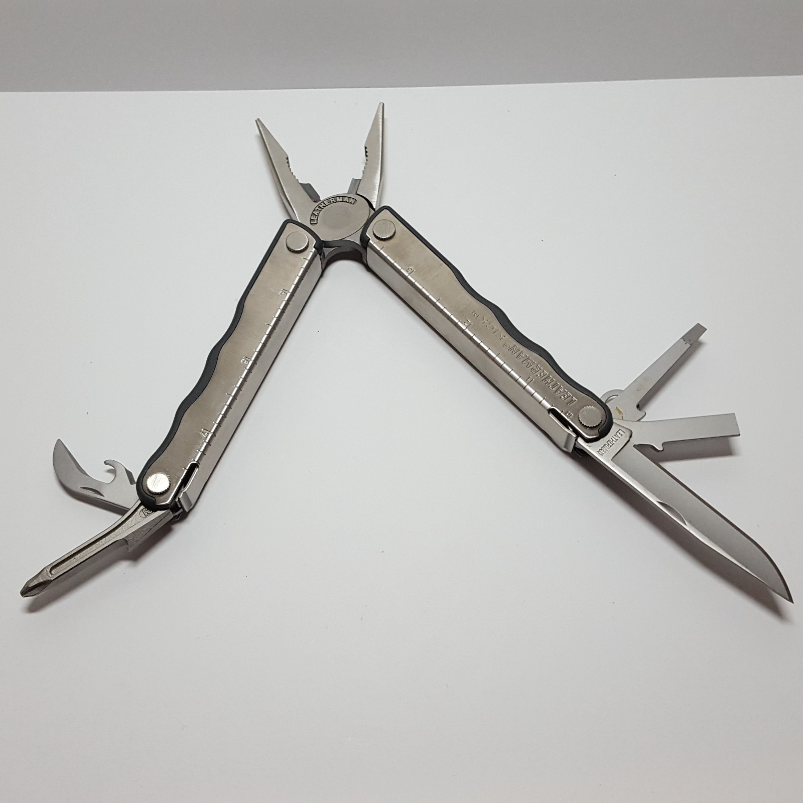 0808 Date Code LEATHERMAN KICK Stainless Steel EDC Multi-Tool & Nylon Sheath