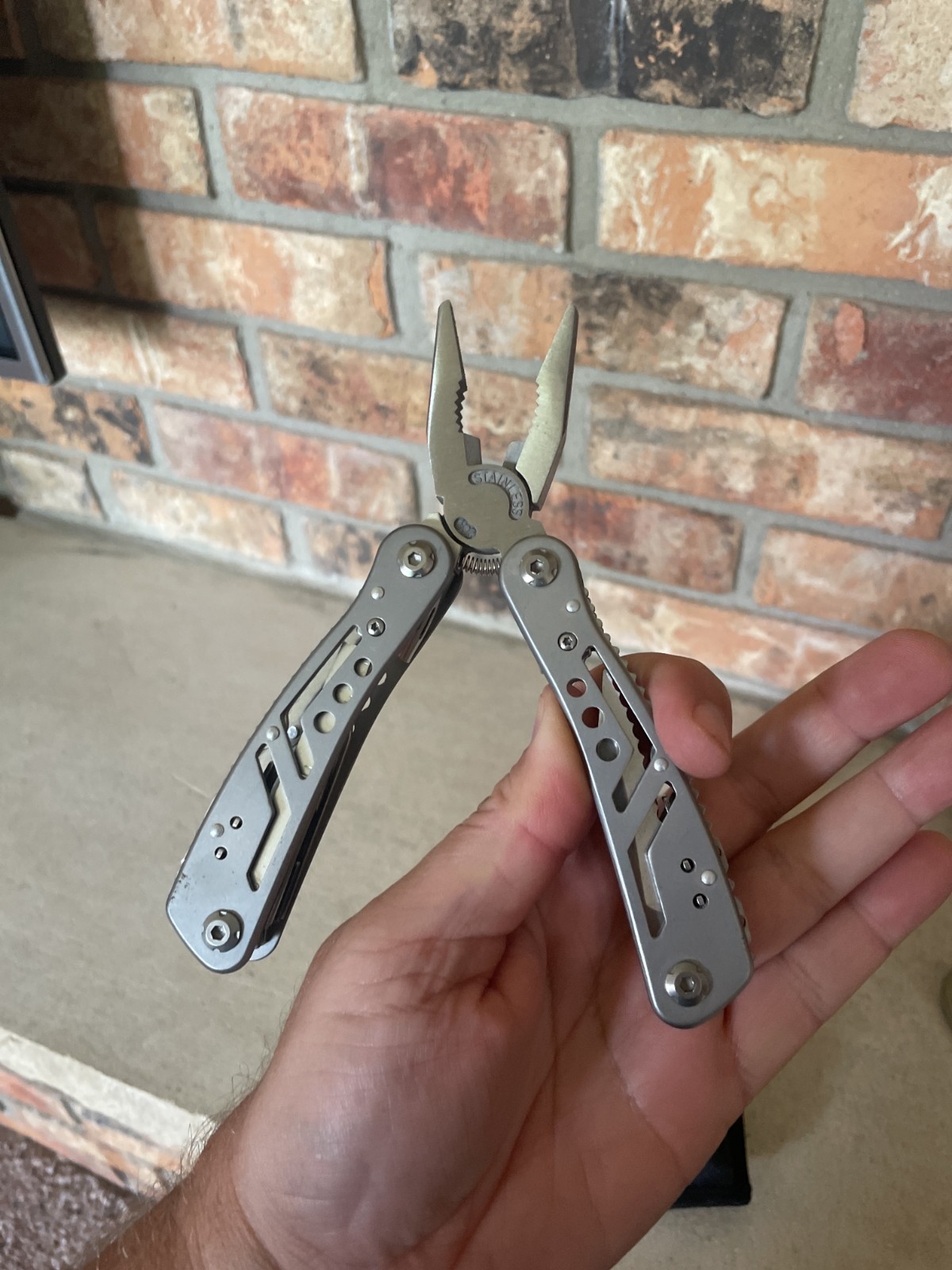 2CR STAINLESS STEEL MULTI TOOL WITH CASE PLIERS SAW CASE PHILLIPS/REG SCREWDRIV