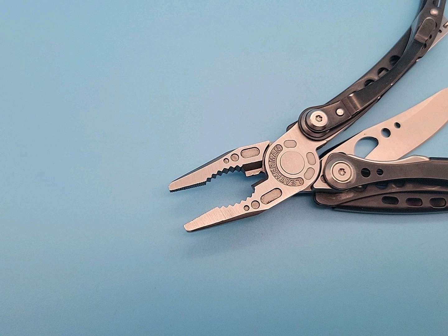 Leatherman Skeletool CX Multi-Tool – Plain Edge 154CM Blade – Driver Bits