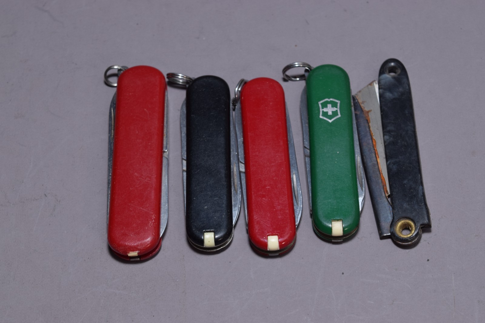 Victorinox Swiss Army Knife Lot 4pc Keychain Classic Small, red green black 5324