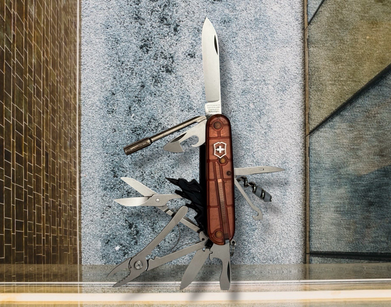 VICTORINOX SWITZERLAND OFFICIER SUISSE Stainless Rostfrei 16-Function Multi-Tool