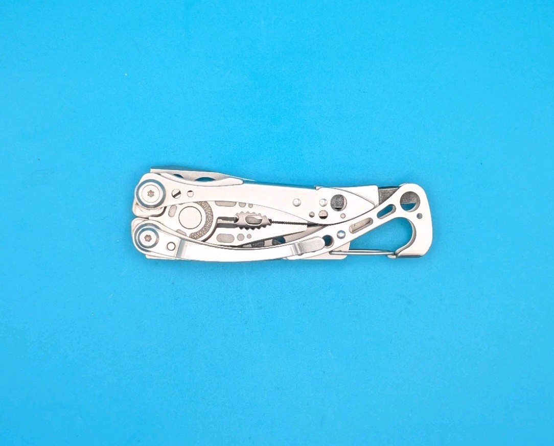 LEATHERMAN Skeletool Multi Tool – Combo Edge Blade Knife Pliers Carabiner!!!