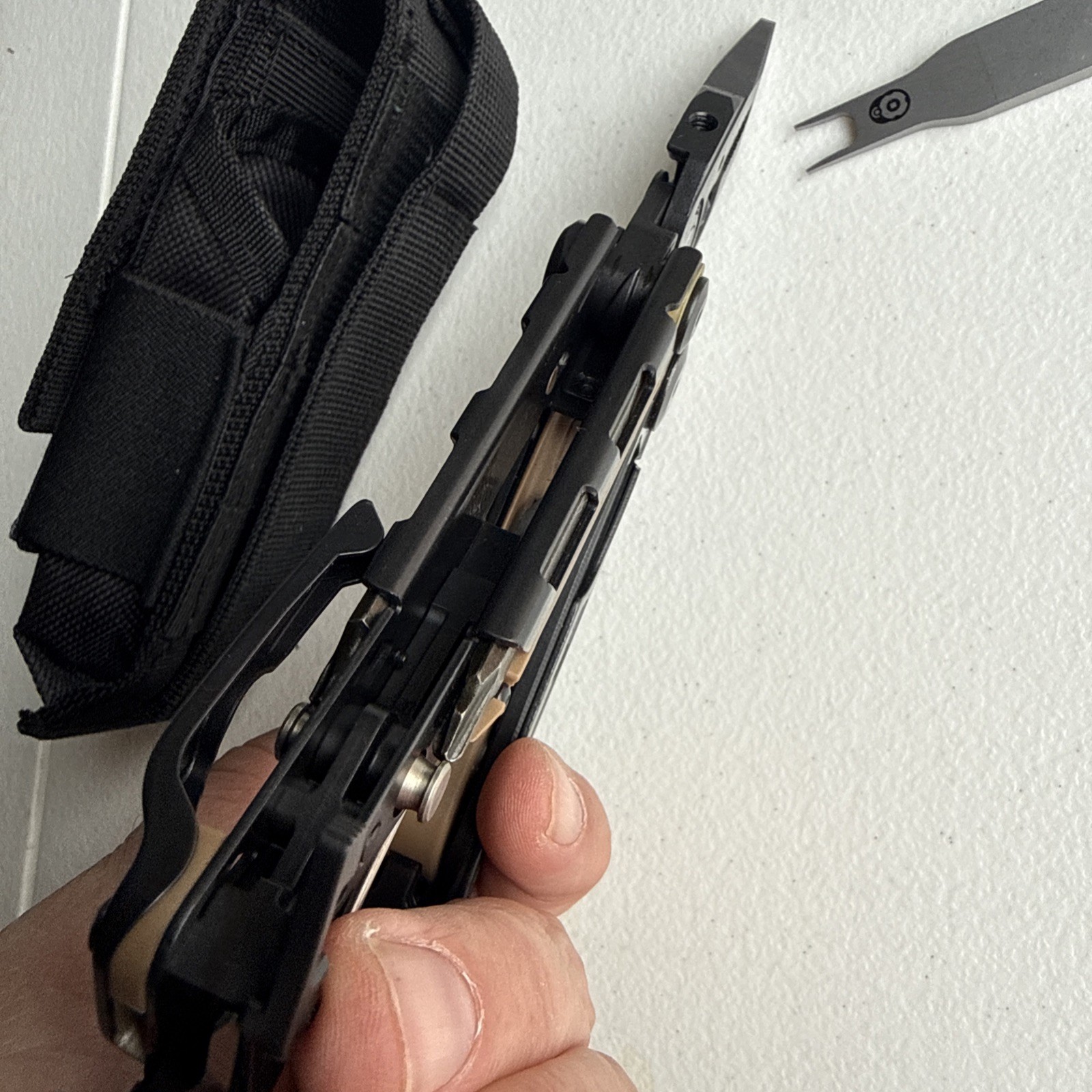 Leatherman MUT Tactical Multi Tool with Black Molle Sheath – Black (850222)