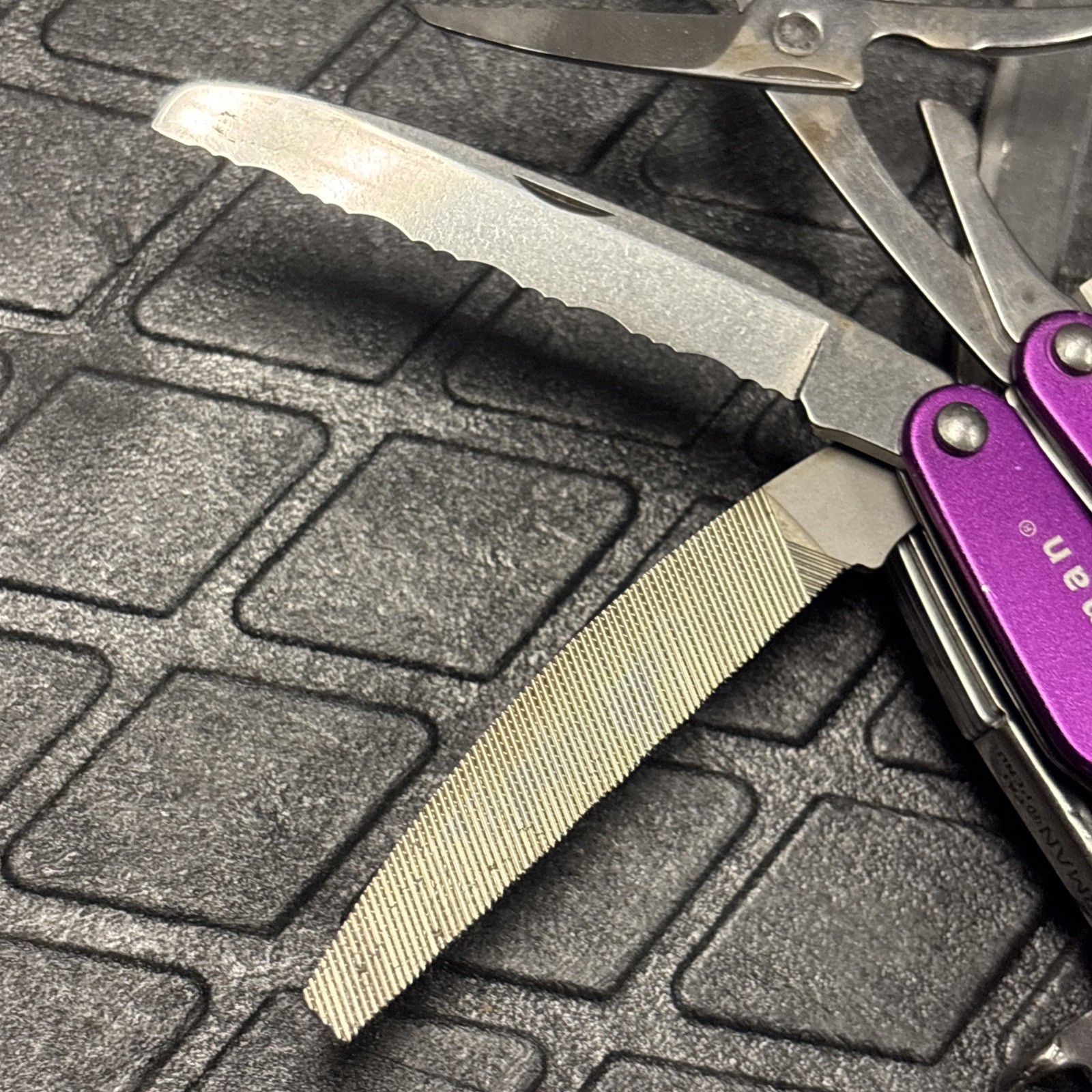 RARE Retired Leatherman Juice XE6 Thunder Purple