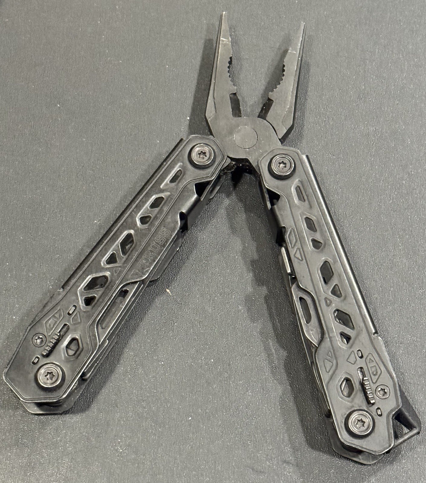 Gerber Truss 17-in-1 Tactical Multi Tool EDC Needle Nose Pliers W/ Sheath Black