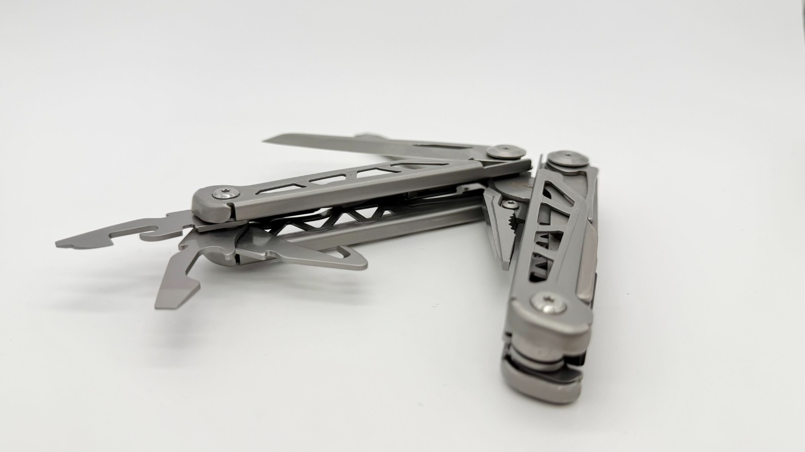 PERWIN 17-in-1 Multi-Tool Pliers Pocket Knife Saw Scissors File Self-Locking EDC