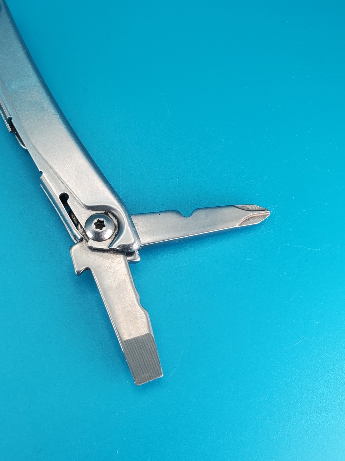 Leatherman Rev 3.8″ Multi-Tool, Stainless! *CHIPPED BLADE TIP*
