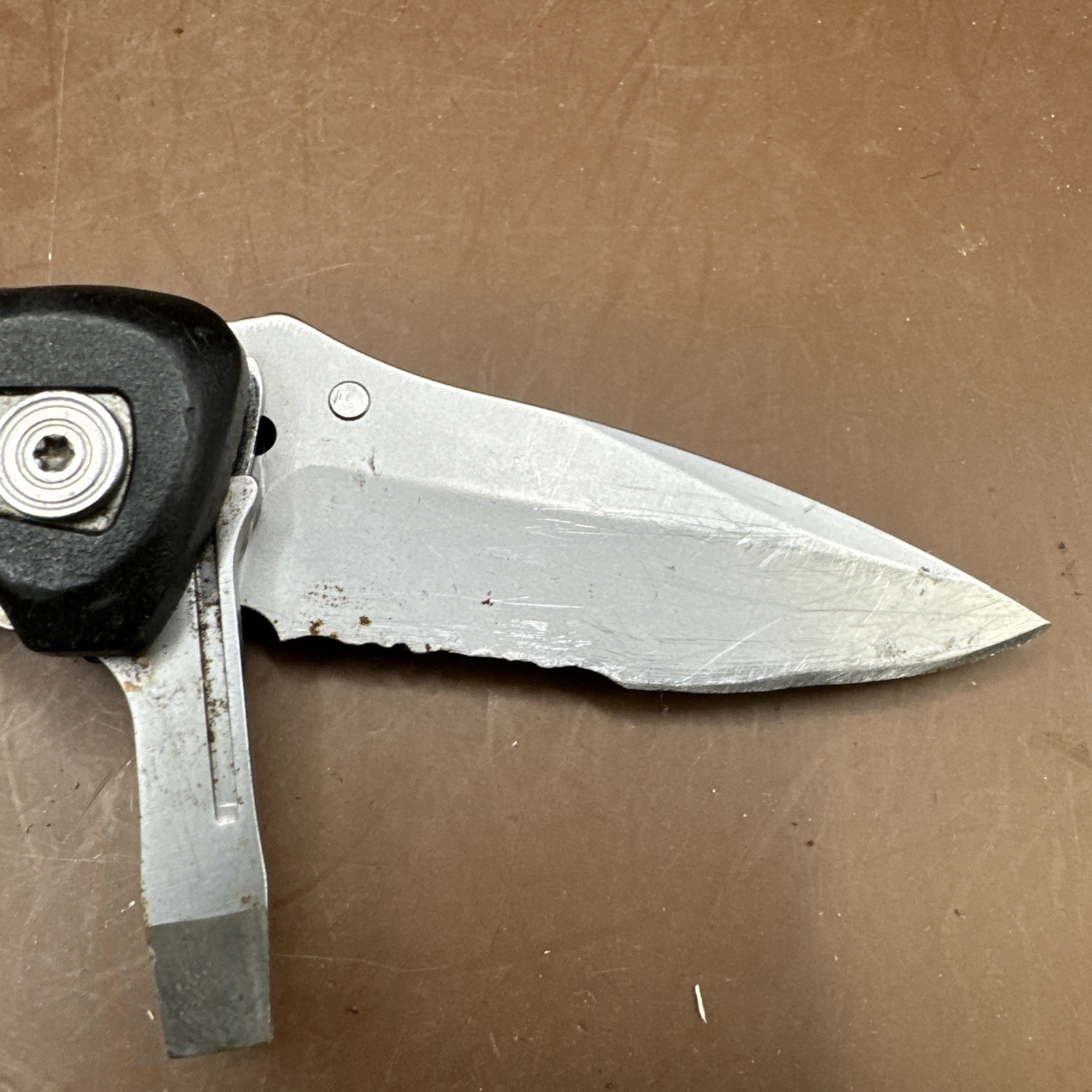 Leatherman C305 Multi-Tool Partially Serrated Knife Screwdrivers Carabiner Clip