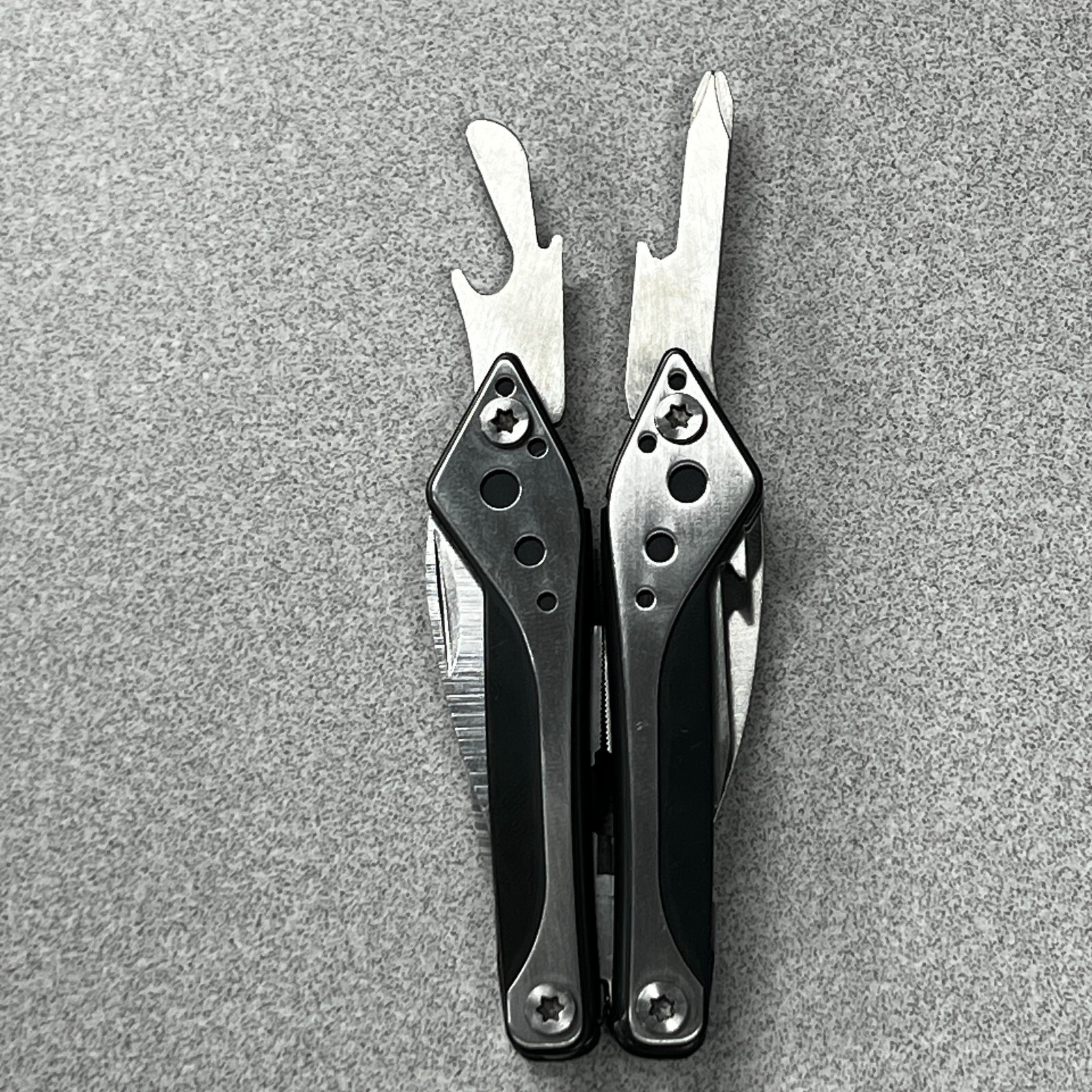 Cabelas 7 in 1 Pocket Knife Multi Tool Pliers Screwdriver Scissor + Storage Case