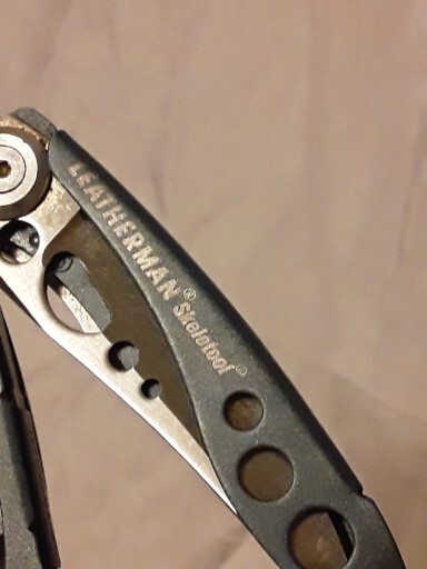 LEATHERMAN Skeletool Multi Tool – Combo Edge Blade Knife Pliers Carabiner