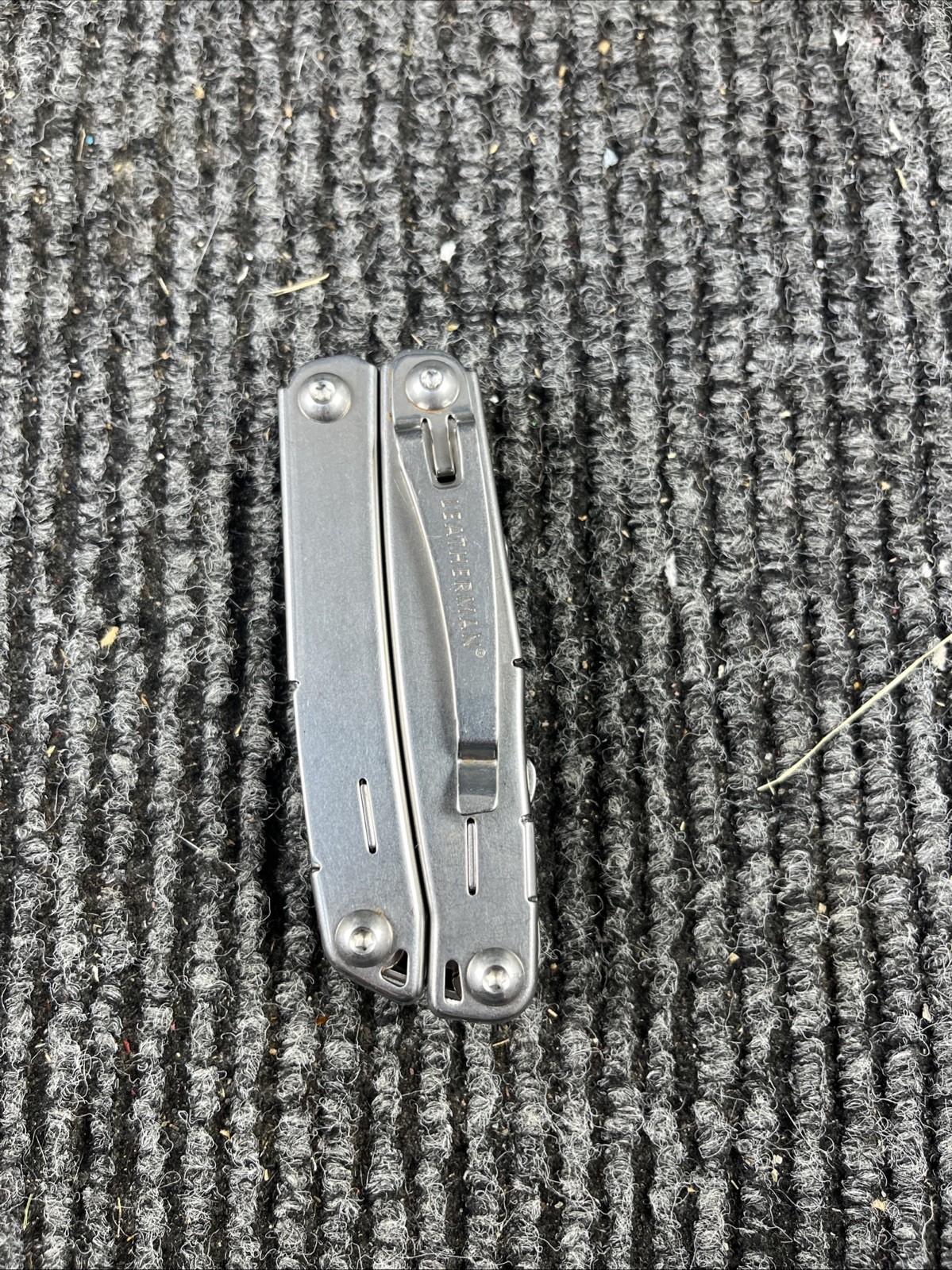 Leatherman Wingman Multitool with 14 tools Needle Nose pliers, wire cutter (039)