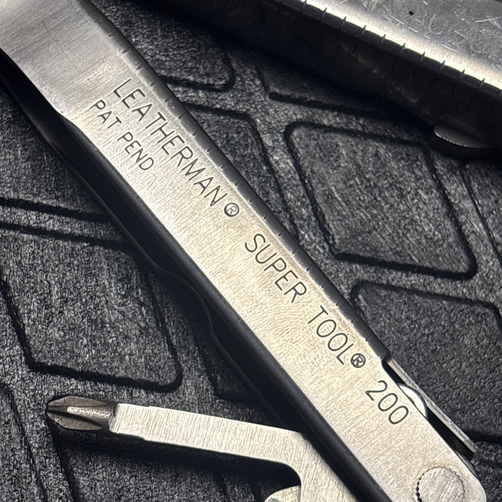 Vintage LEATHERMAN Super TOOL 200 Multi Tool! 0204 Date Stamp! Engraved