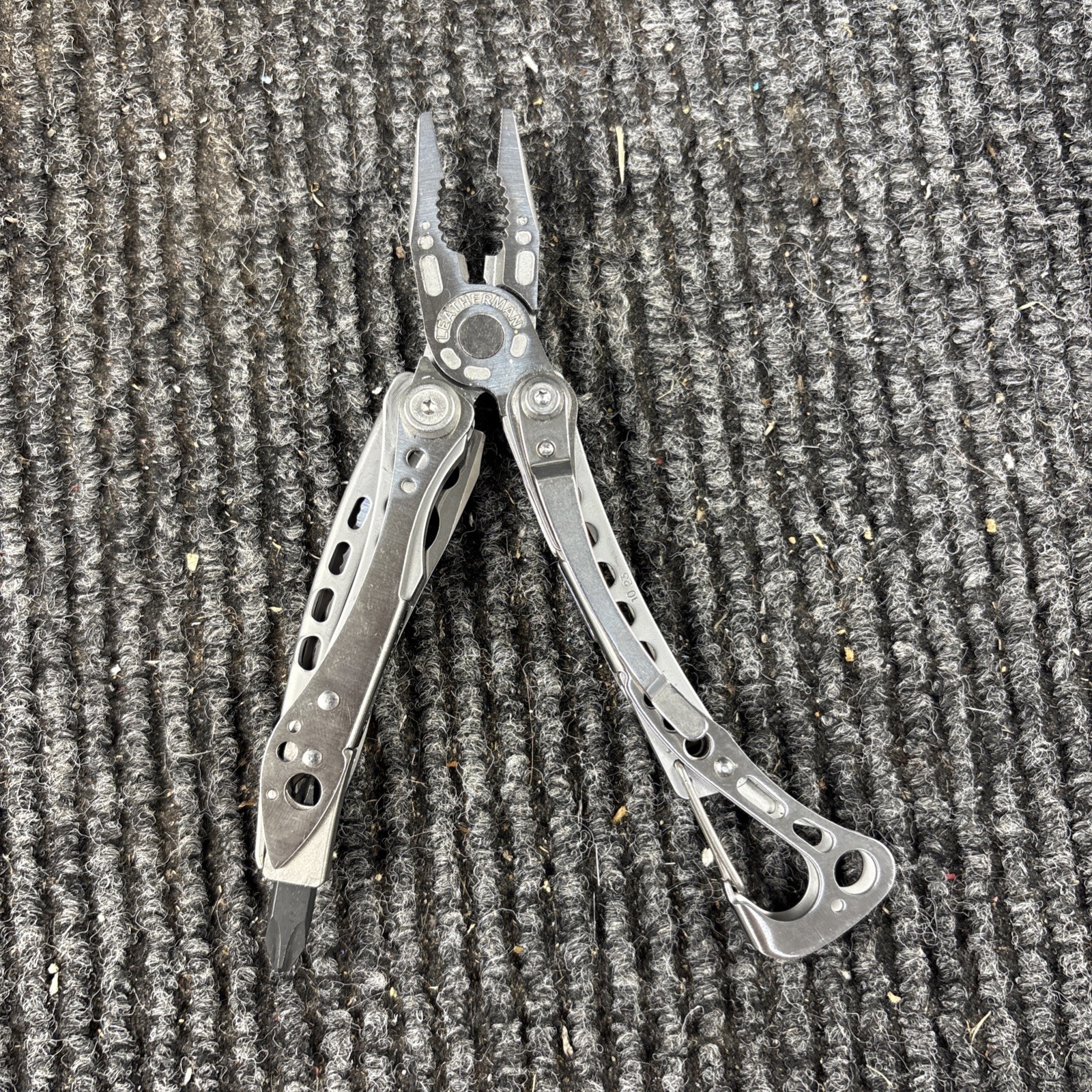 LEATHERMAN Skeletool Multi Tool – Combo Edge Blade Knife Pliers Carabiner (074)