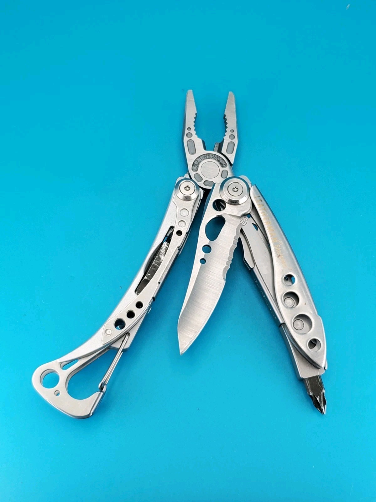 LEATHERMAN Skeletool Multi Tool – Combo Edge Blade Knife Pliers Carabiner!!!