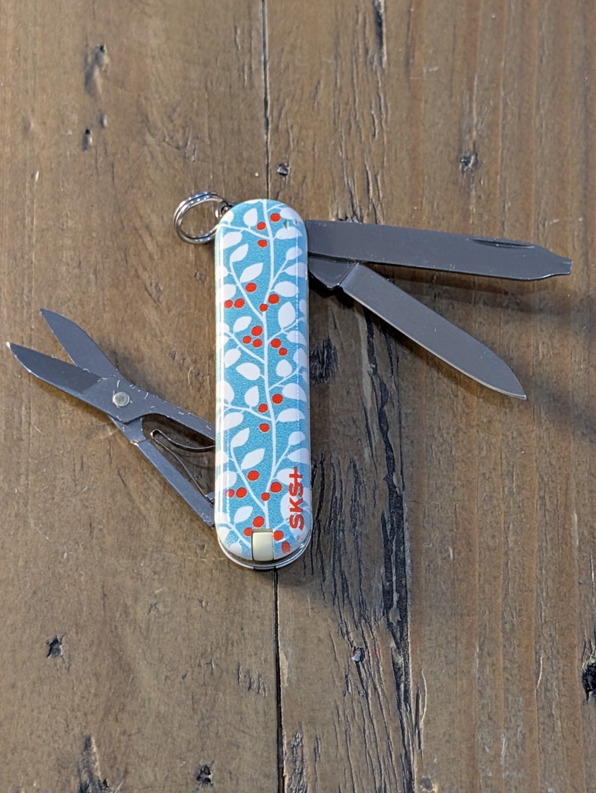 Victorinox – Winterberry – Classic SD – Swiss Army SAK Multi-Tool – 55591 BS-59