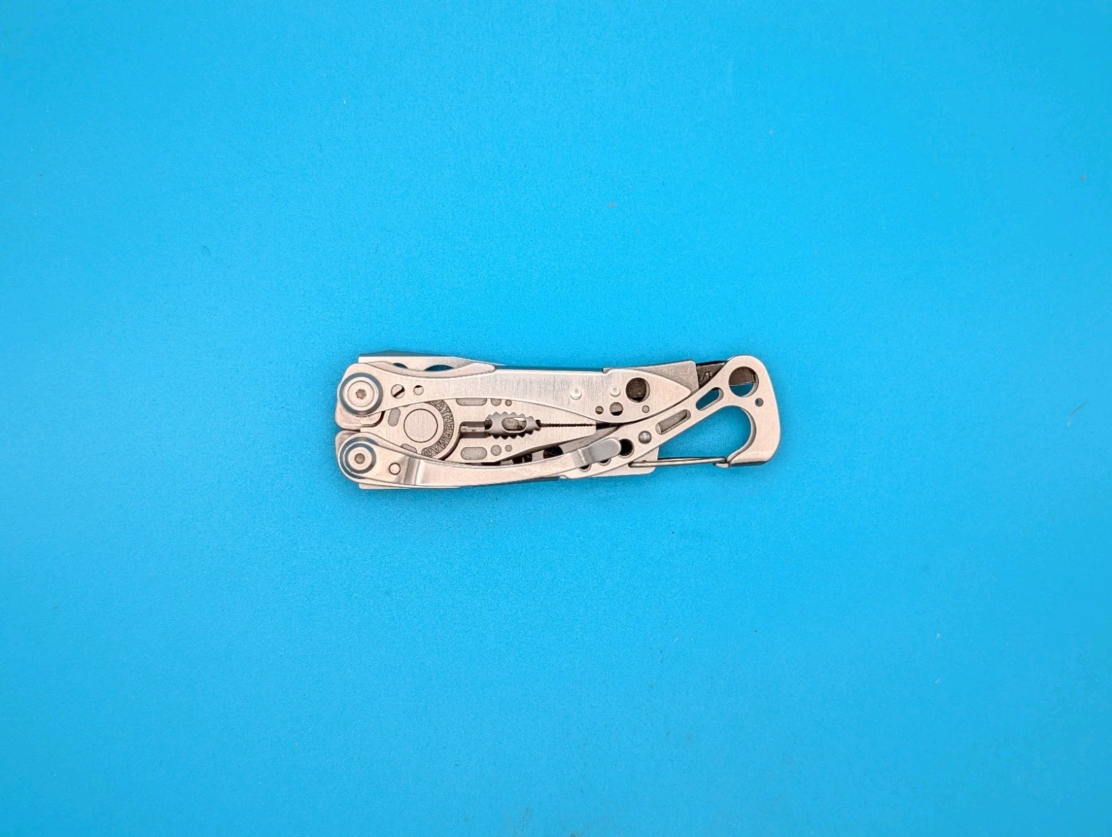 LEATHERMAN Skeletool Multi Tool – Combo Edge Blade Knife Pliers Carabiner!!!