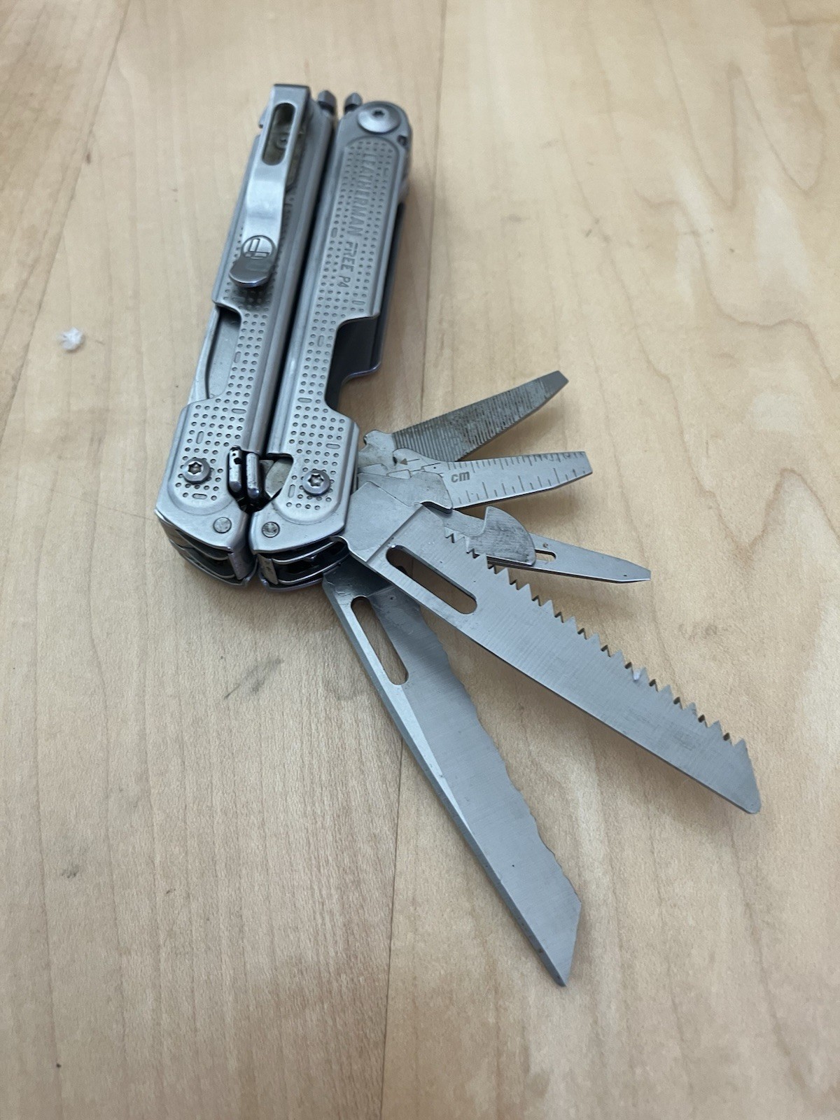 Leatherman Free P4 Stainless Steel Multi-Tool Knife – Rare Discontinued Model