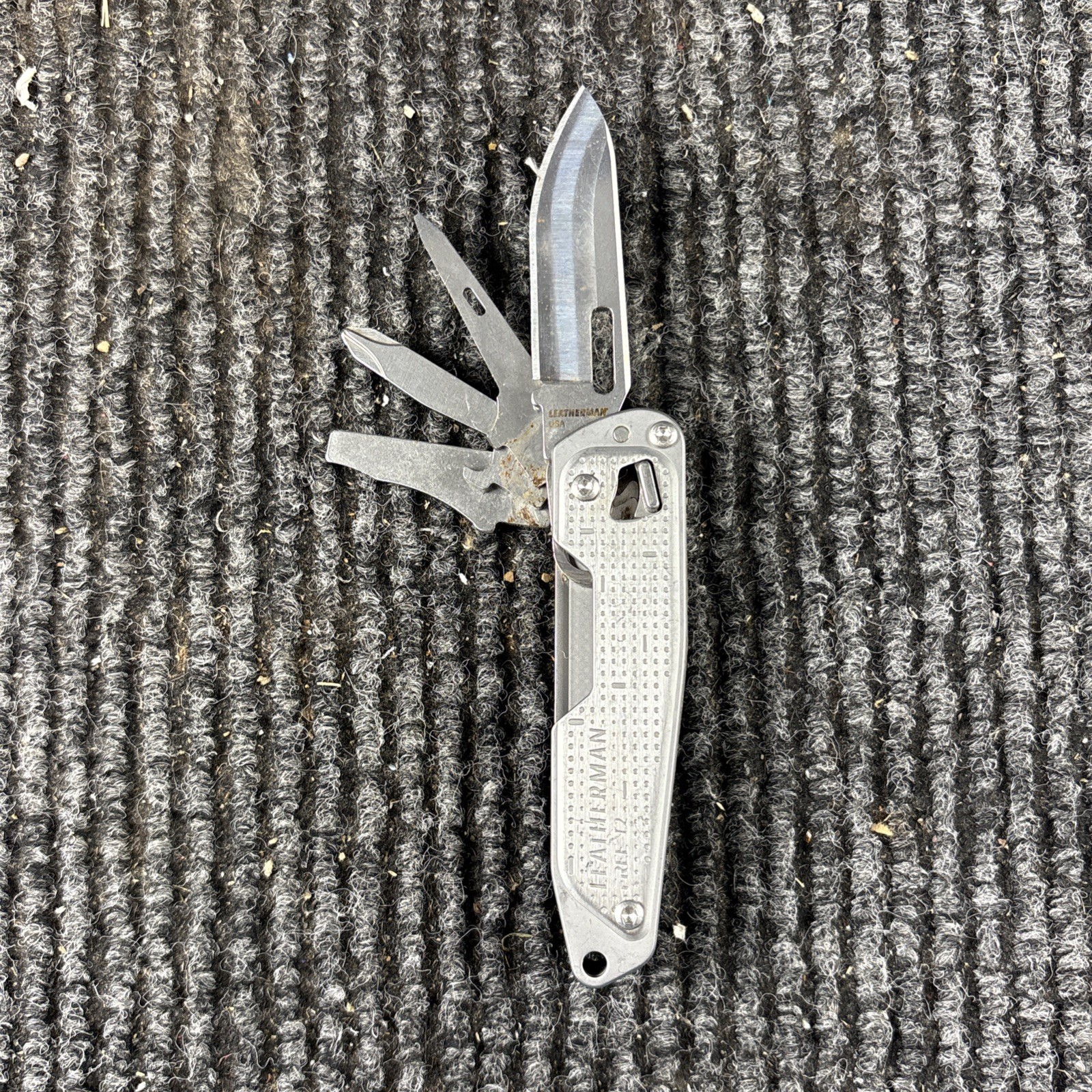 Leatherman FREE T2 Pocket Knife Multi-tool! (197)