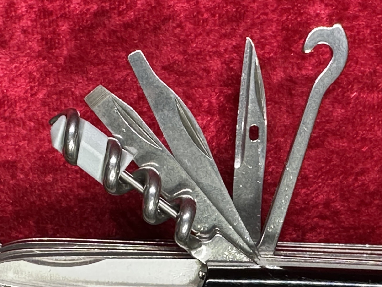 Victorinox SwissChamp Black Swiss Army Knife 91mm 22 Tool 8 Layer (689)