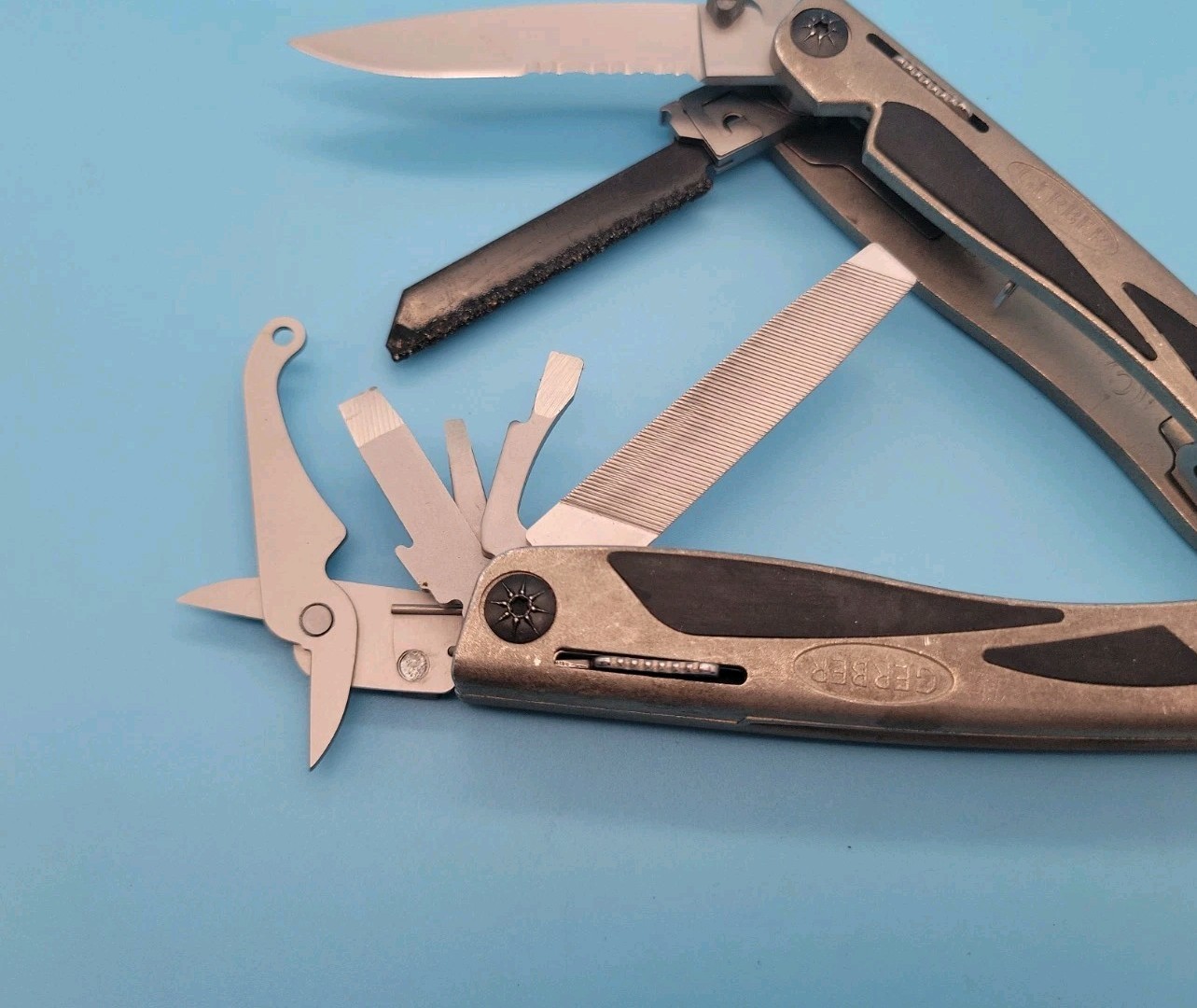 Gerber MP800 Legend Multi-Plier Multi Tool – Carbide Cutters Pliers, Knife, File
