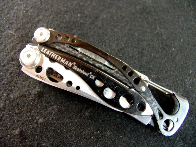 LEATHERMAN SKELETOOL CX–RETIRED–SERRATED–CARBON FIBER TRIM–MULTI TOOL