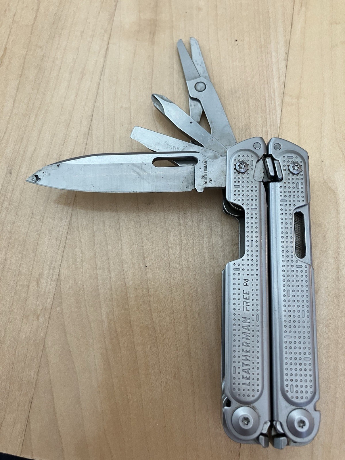 Leatherman Free P4 Stainless Steel Multi-Tool Knife – Rare Discontinued Model