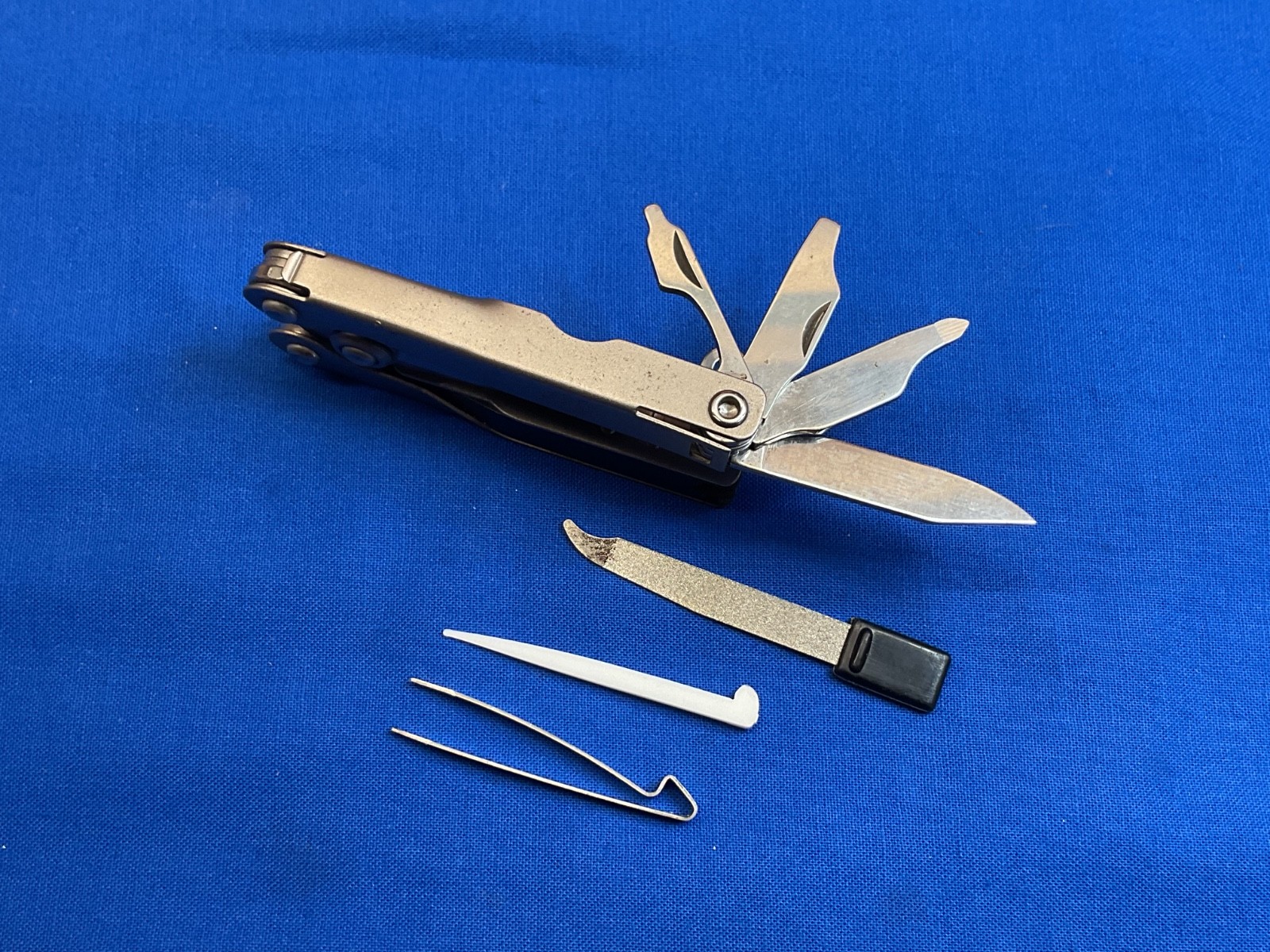 Schrade Chip ST2 Mini Multi-Tool Knife Scissors