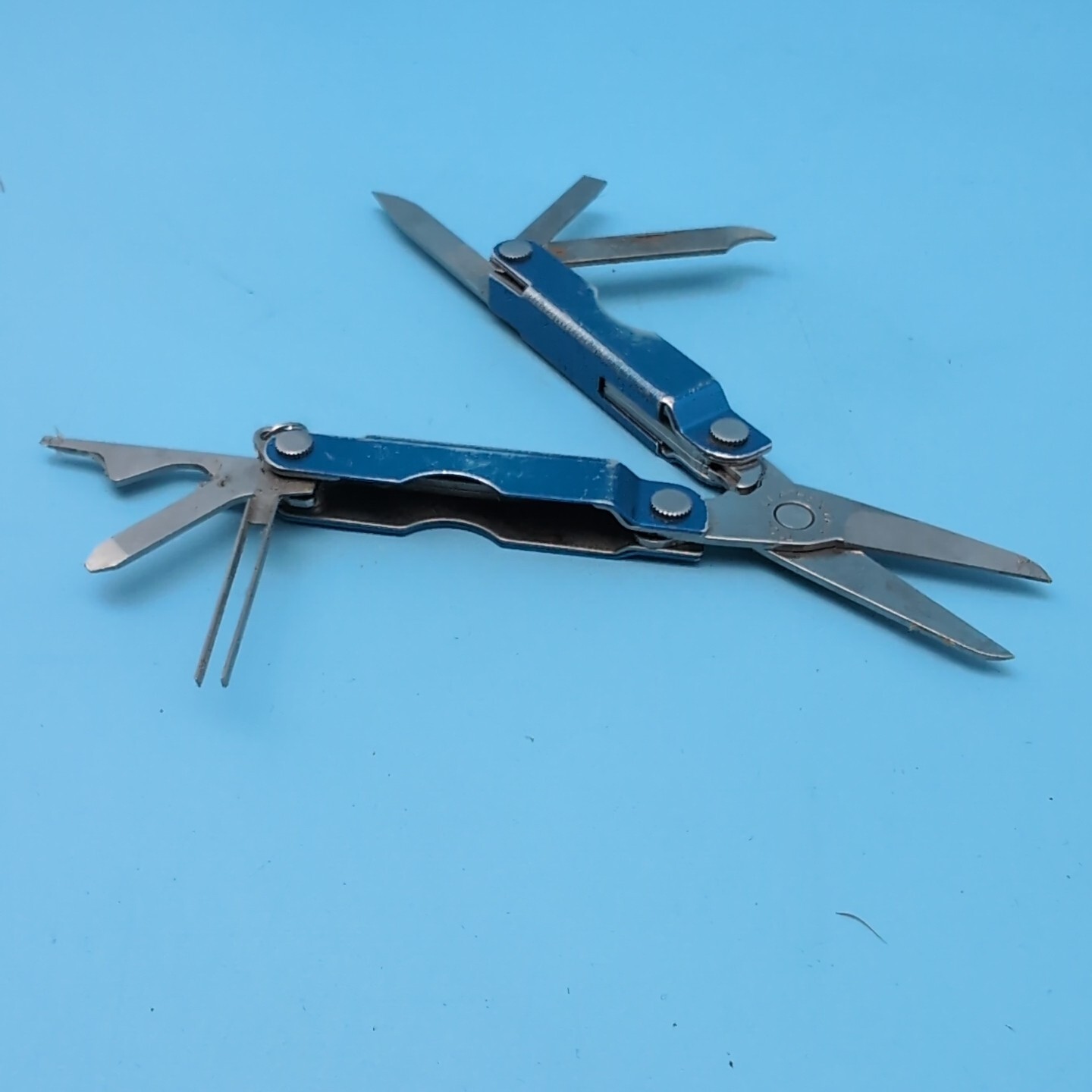 Leatherman MICRA Multi-Tool BLUE Scissors Knives Tweezers MORE Q68