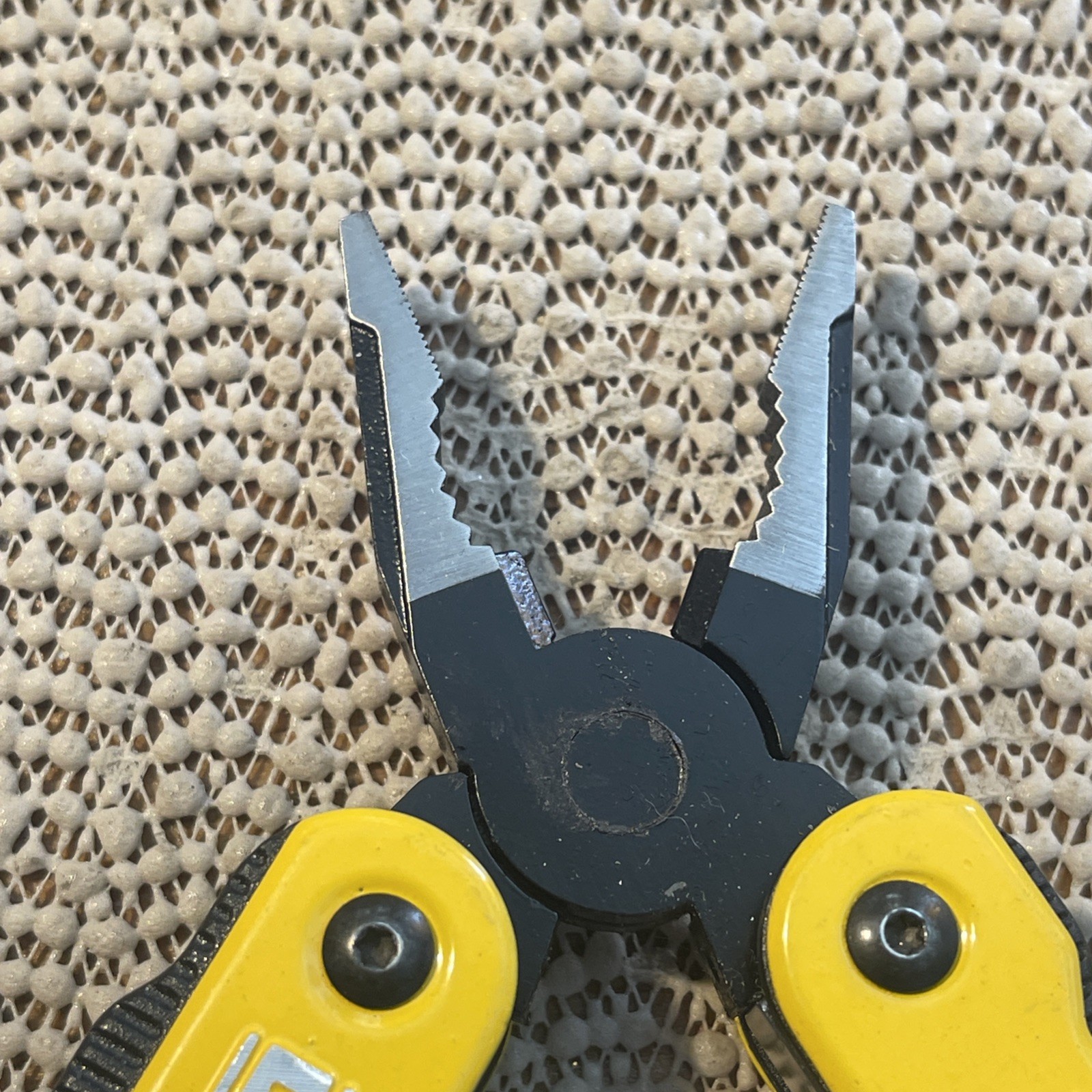 DeWalt 16-in-1 Multi-Tool W/Pliers/Knife/Screwdrivers/Openers/Liner Lock Blade