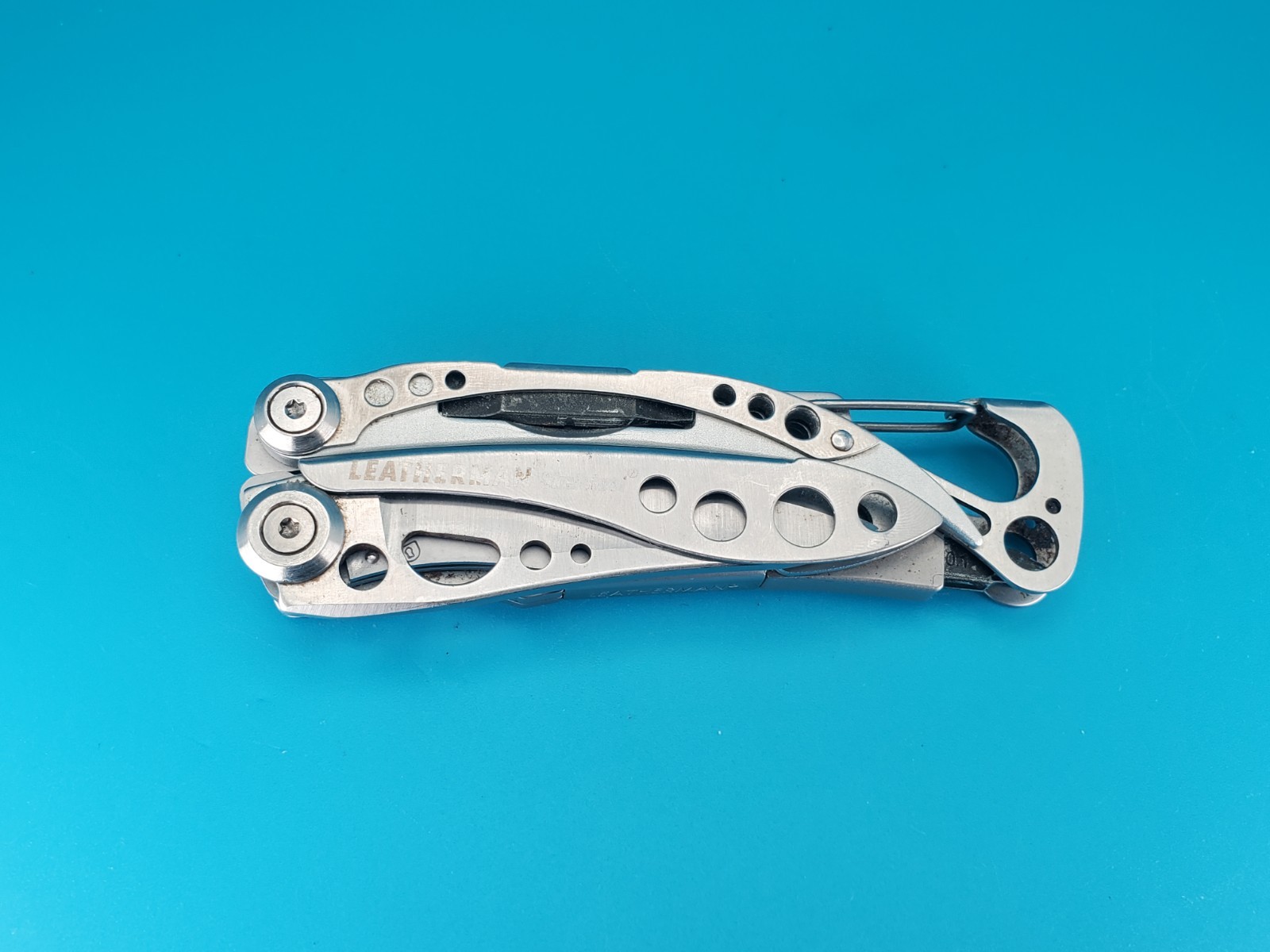 LEATHERMAN Skeletool Multi Tool – Combo Edge Blade Knife Pliers Carabiner!!!