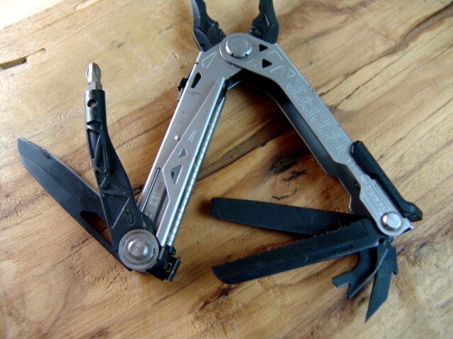 GERBER-CENTER DRIVE-MULTI PLIER-w/ BITS-GERBER CASE-STAINLESS & BLACK-NEAR MINT