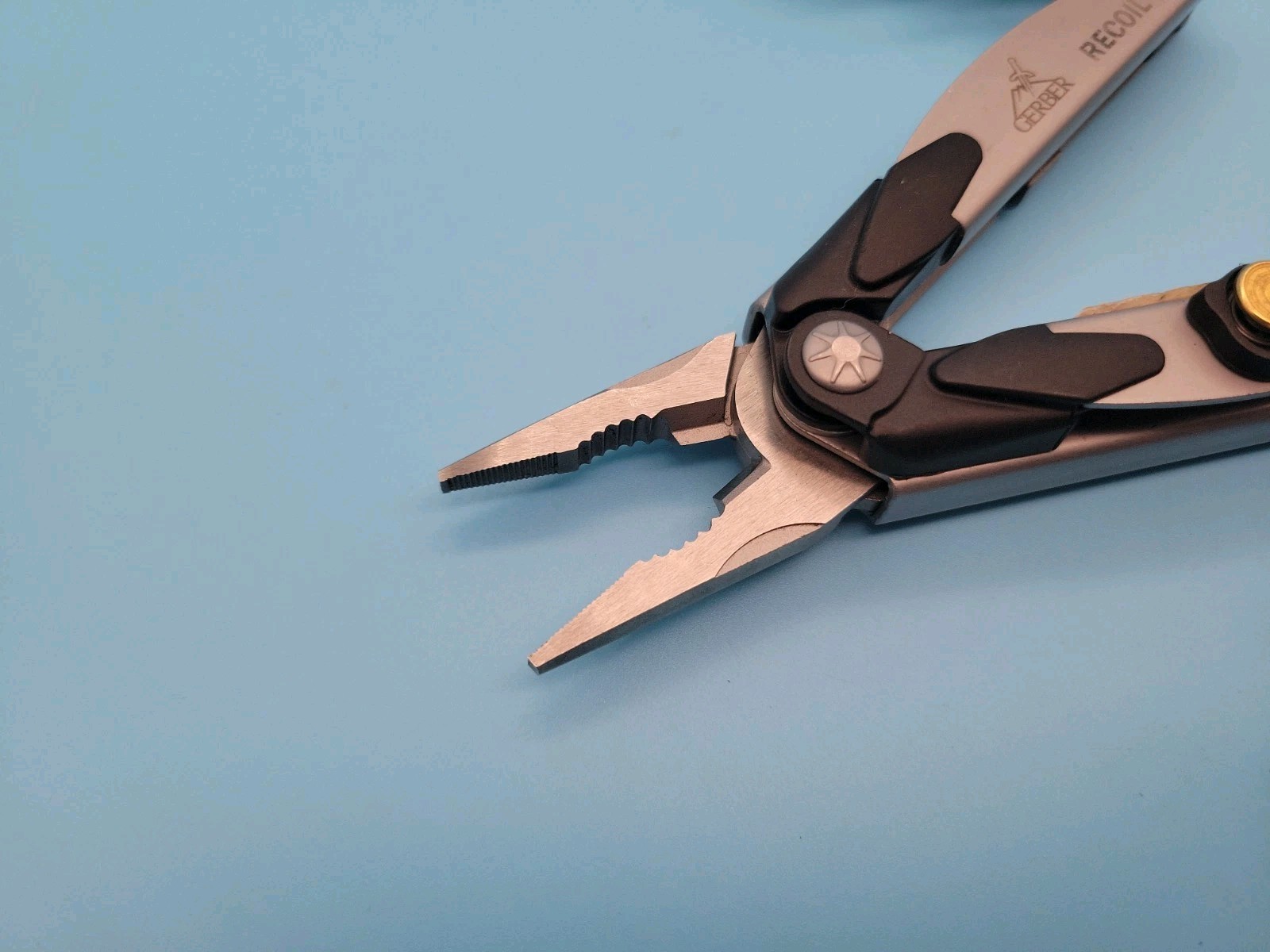 Gerber Recoil Multi-Tool – Needle Nose Auto-Plier – Pliers, Knife, Scissors