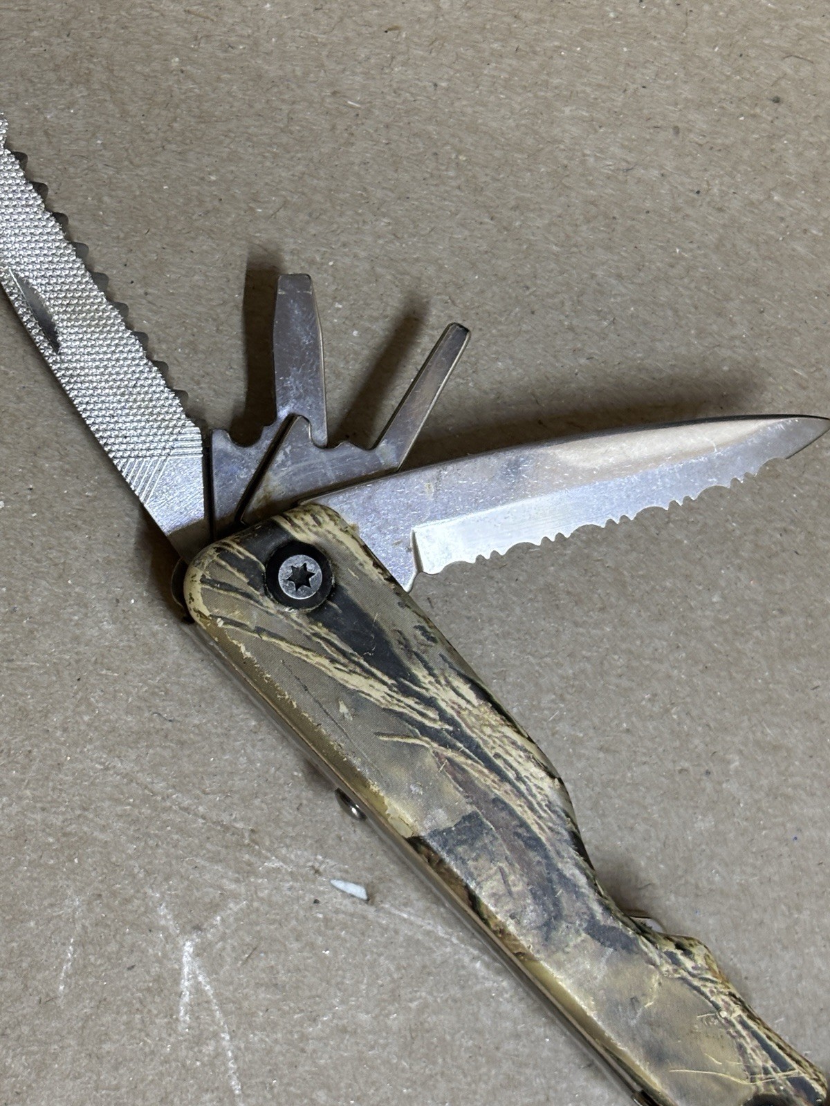 MOSSY OAK 13 in 1 Multi-tool Pliers Folding Pocket Tool Outdoor Camping