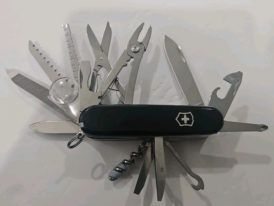 Victorinox SwissChamp Swiss Army Knife 33 Function Multi Tool Pocket Black L2